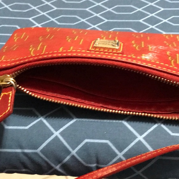 Dooney & Bourke red wristlet, leather - Picture 4 of 4
